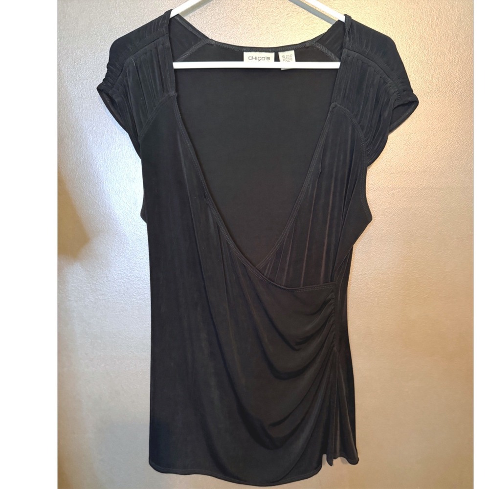 Chico Travelers Wrap Top Womens Size 2 Black Excellent V-Neck Ruched Cap Sleeve